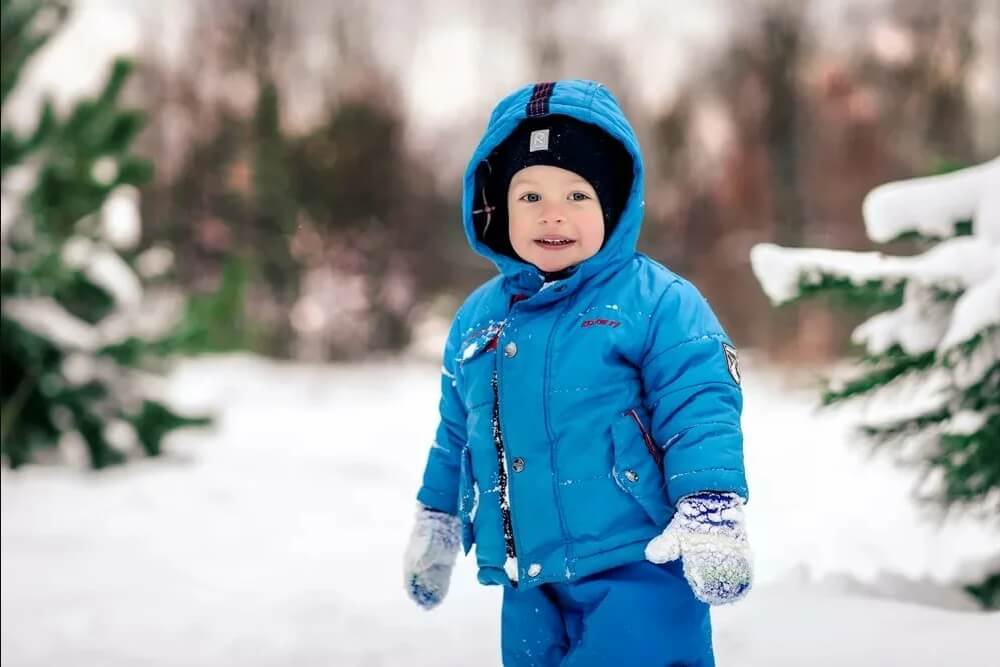 Мальчик в теплой зимней куртке